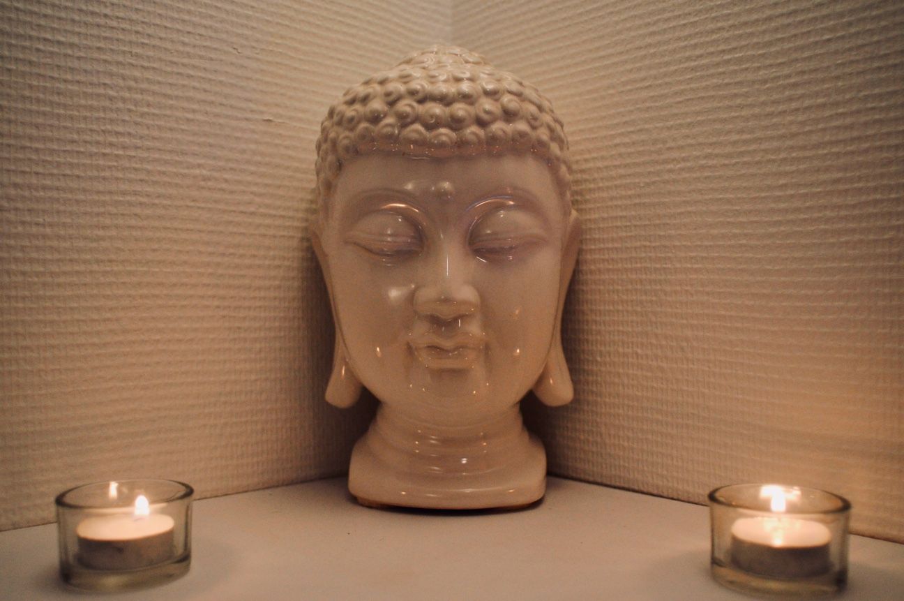 Bouddha et bougies dans un angle du cabinet